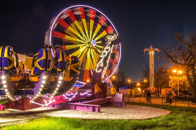 Belle luci di regime su giostre al parco divertimenti. Gomel, Belar