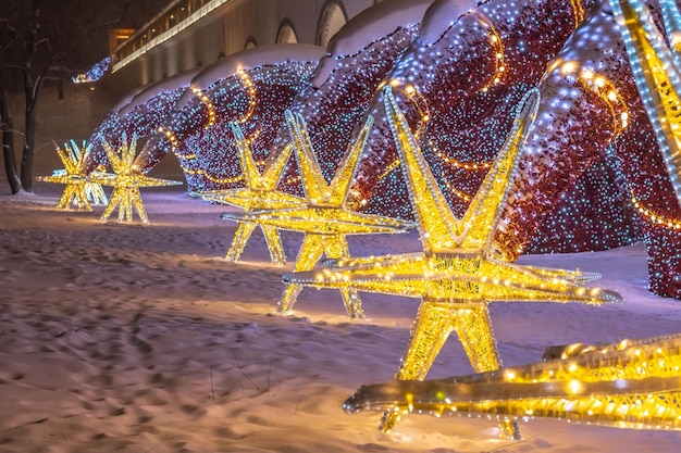 Belle luminarie festive sullo sfondo della neve vicino al distretto di Rostokino MoscowRussia