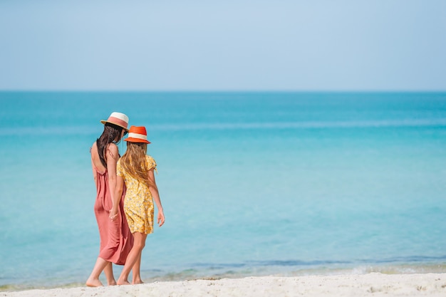 Belle madre e figlia in spiaggia godendo le vacanze estive.