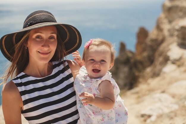 Belle madre e figlia sulla montagna