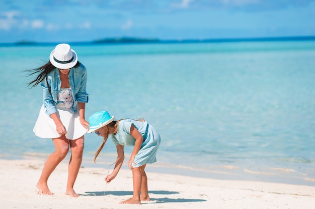 Belle madre e figlia sulla spiaggia caraibica