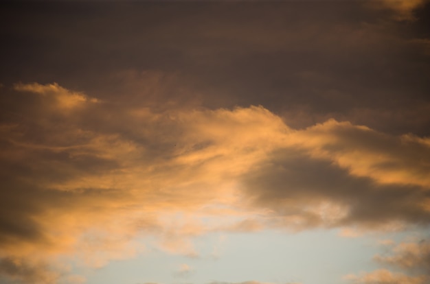 Belle magnifiche nuvole al tramonto nel cielo