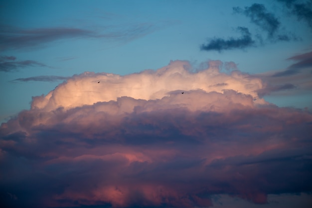 Belle magnifiche nuvole al tramonto nel cielo