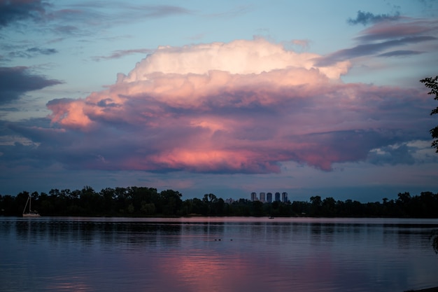 Belle magnifiche nuvole al tramonto nel cielo