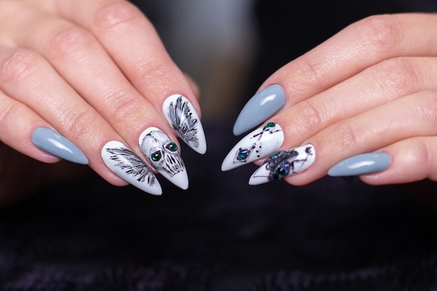 Belle mani femminili con unghie per manicure di Halloween