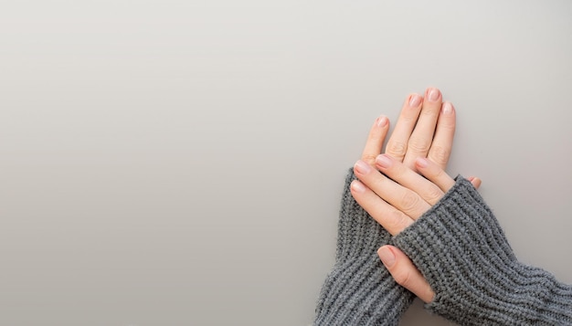 Belle mani femminili manicure su sfondo grigio Banner cosmetico con vista dall'alto con spazio per la copia