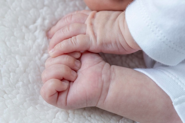 Belle mani infantili appena nate