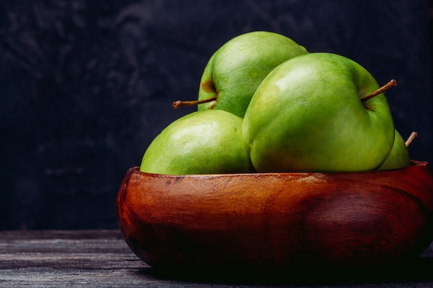 Belle mele in una ciotola di legno