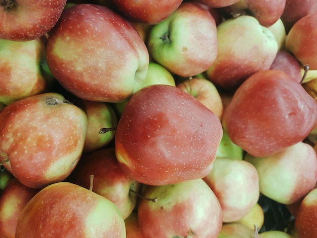 Belle mele rosse sul bancone del supermercato