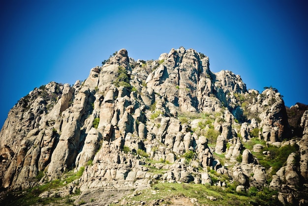 Belle montagne con cielo blu