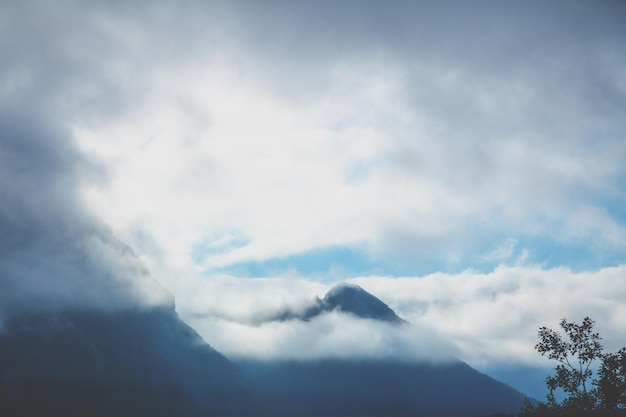 Belle montagne contro il cielo nuvoloso Natura della Norvegia