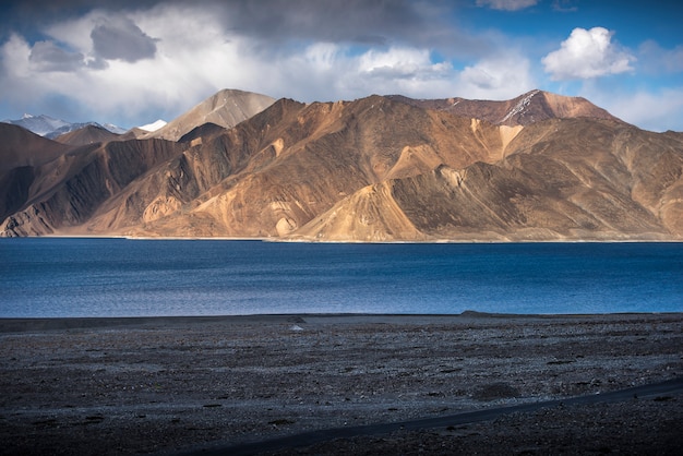 Belle montagne del paesaggio sul lago del pangong con la priorità bassa del cielo blu. Leh, Ladakh, India