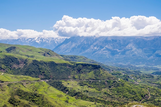 Belle montagne e cielo nuvoloso blu paesaggio