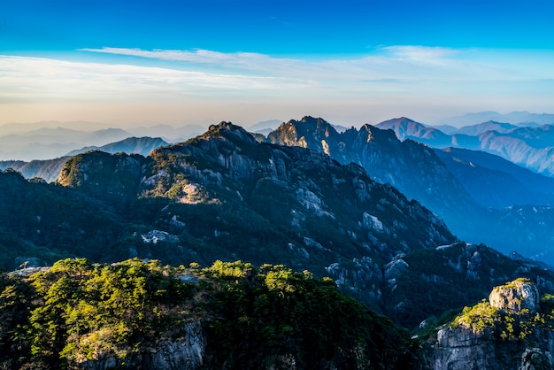 Belle montagne e fiumi nel Monte Huangshan, in Cina