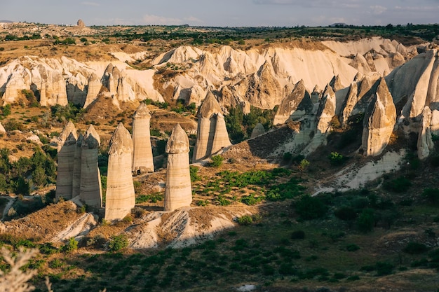 Belle montagne e valle rossa al tramonto a Goreme Cappadocia in Turchia