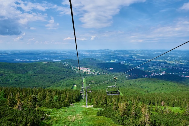 Belle montagne ricoperte di foresta e linea di funivia aperta karpacz resort in polonia con ascensore r