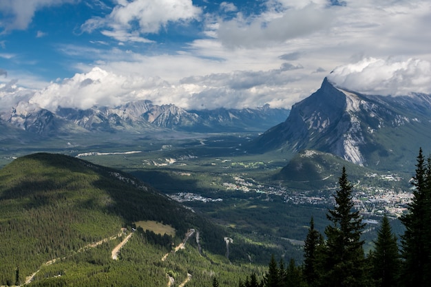 Belle Montagne Rocciose Canadesi. Banff Alberta. bellissime cime montuose, cielo azzurro e nuvole.