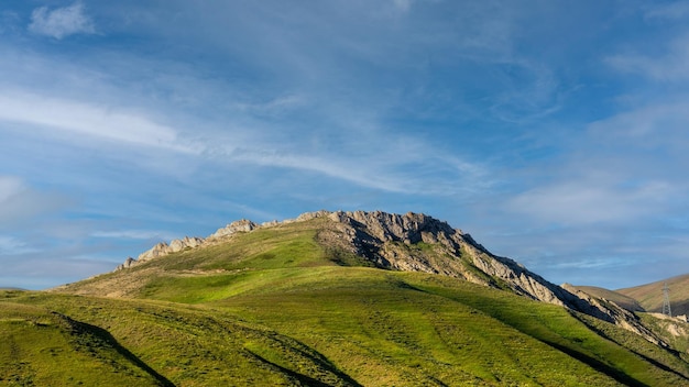 Belle montagne verdi natura Soleggiato paesaggio naturale Nuvole e cielo blu