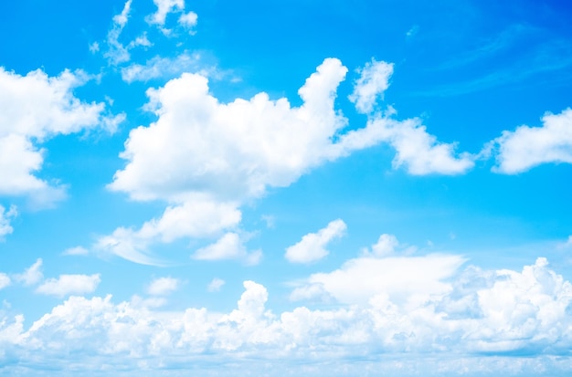 Belle morbide nuvole bianche sul cielo azzurro perfette per lo sfondo della stagione piovosa