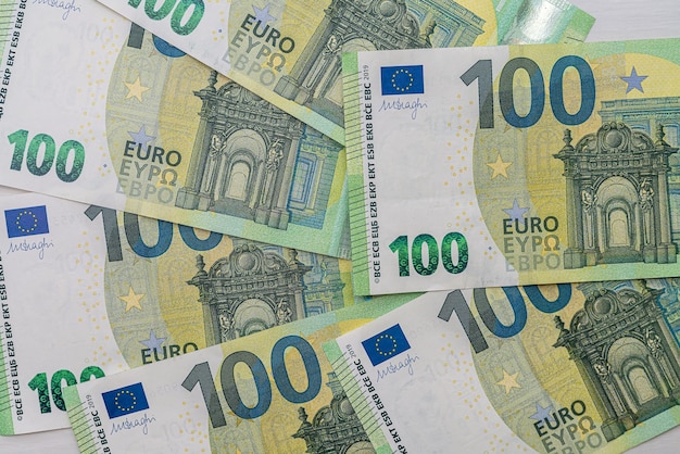 Belle nuove banconote da 100 euro disposte su un ampio tavolo