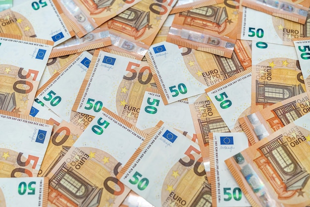 Belle nuove banconote da 50 euro pulite sparse su un nuovo tavolo spazioso