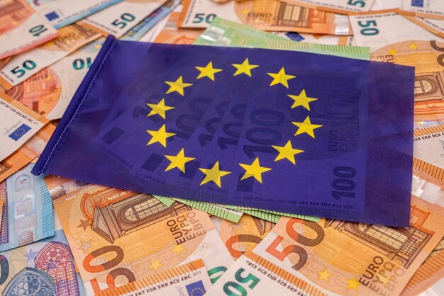 Belle nuove banconote in euro colorate su cui si trova la bandiera blu dell'euro Il concetto di Unione Europea