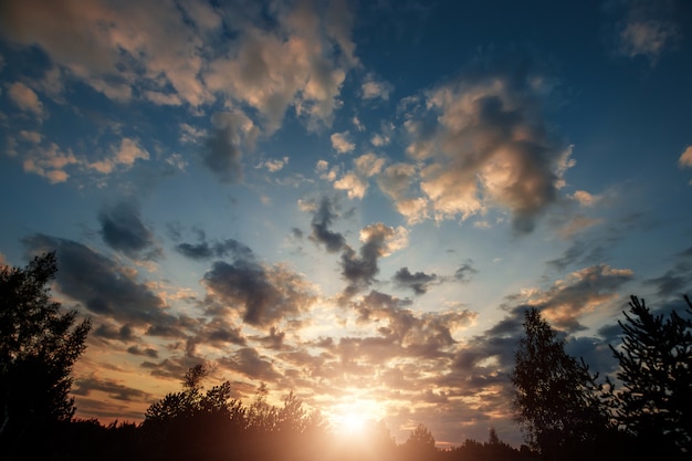 belle nuvole all'alba con luce drammatica