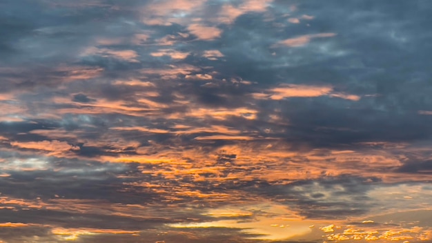 Belle nuvole arancioni in un bel cielo