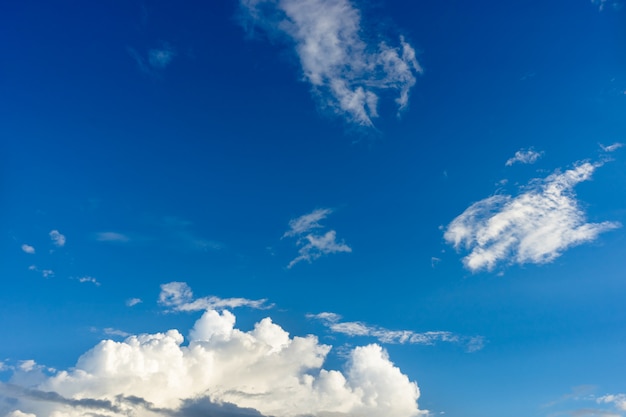 Belle nuvole bianche con lo sfondo del cielo blu.