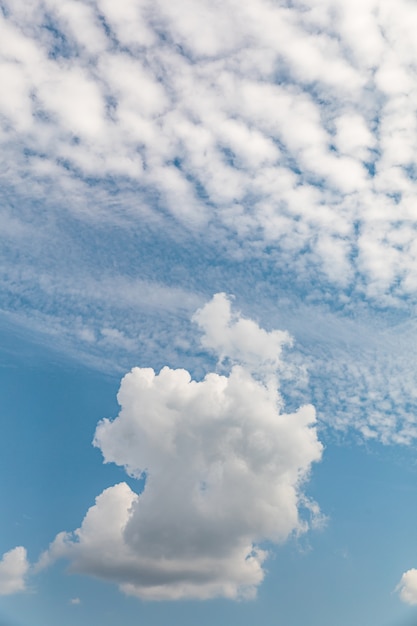 Belle nuvole bianche contro il cielo blu