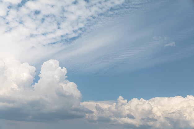 Belle nuvole bianche contro il cielo blu