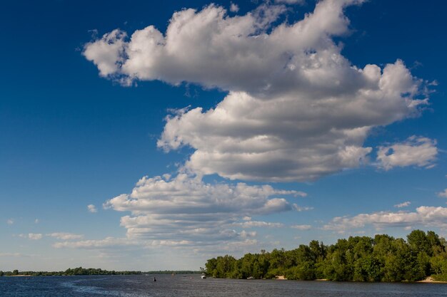 Belle nuvole bianche contro il cielo blu