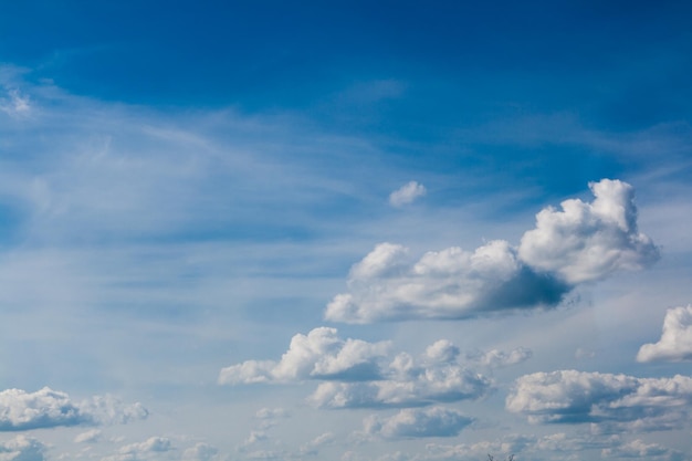 Belle nuvole bianche contro il cielo blu