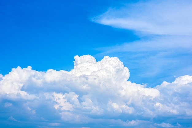 Belle nuvole bianche in un cielo azzurro brillante in una calda giornata estiva.