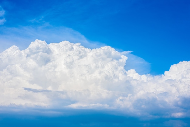 Belle nuvole bianche in un cielo azzurro brillante in una calda giornata estiva.