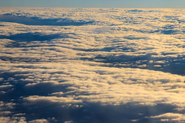 Belle nuvole bianche nel cielo blu. Vista dall'aereo