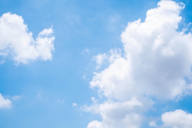 belle nuvole bianche sul cielo azzurro perfette per lo sfondo