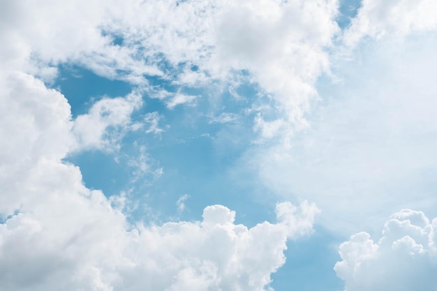 belle nuvole bianche sul cielo azzurro perfette per lo sfondo