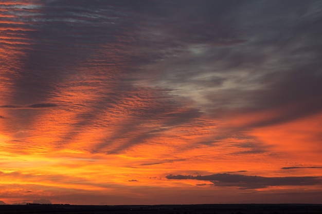 Belle nuvole drammatiche atmosferiche la sera al tramonto. Immagine panoramica.