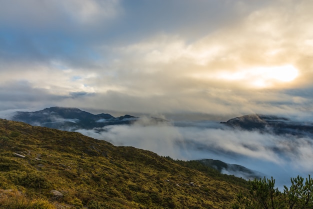 Belle nuvole e cielo in montagna