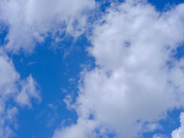 Belle nuvole e lo sfondo del cielo