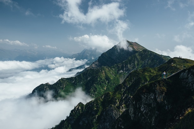 Belle nuvole e nebbia tra paesaggi di montagna