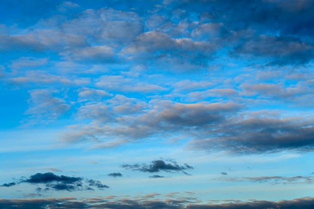 Belle nuvole. Fondo bianco chiaro di pendenza della nuvola del cielo blu di estate.