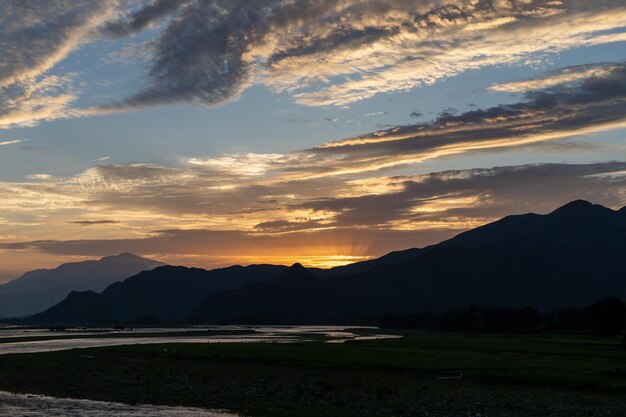 Belle nuvole nel cielo al tramonto o all'alba