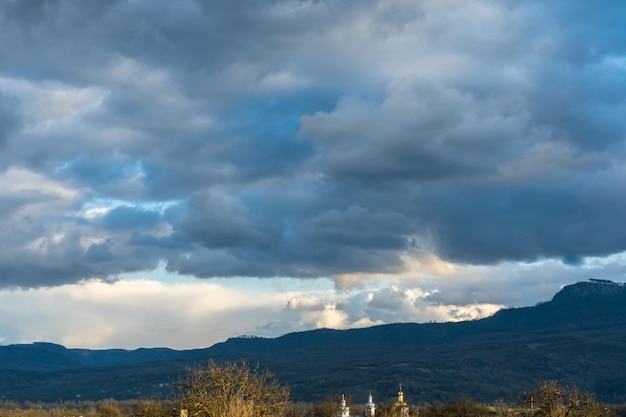 Belle nuvole nel cielo sopra le colline della valle