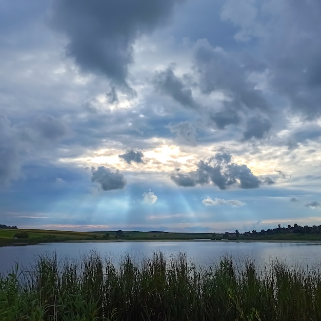 Belle nuvole piovose nel cielo drammatico sopra il lago