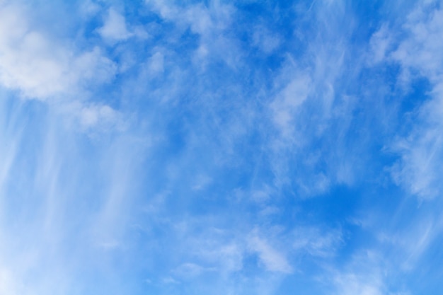 Belle nuvole pittoresche sul cielo blu. Meteo, natura.