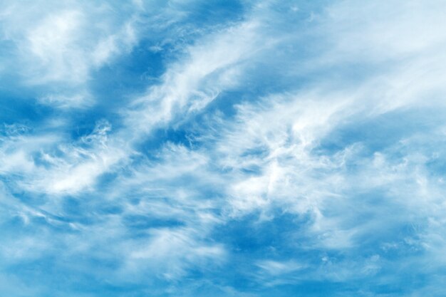 Belle nuvole pittoresche sul cielo blu. Meteo, sfondo concetto di natura.