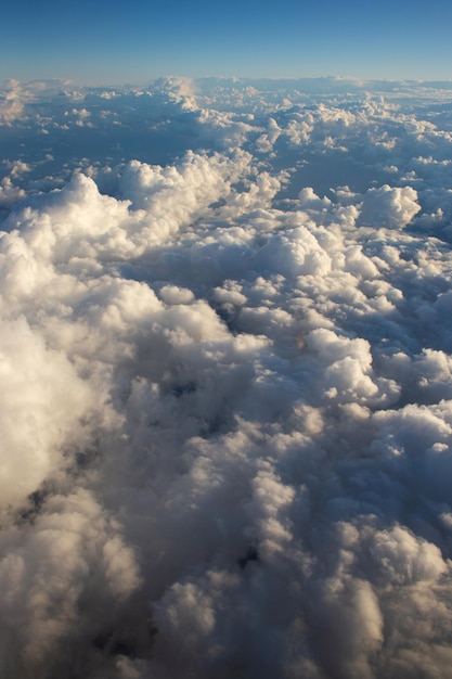 Belle nuvole spesse nel cielo dall'altezza dell'aereo