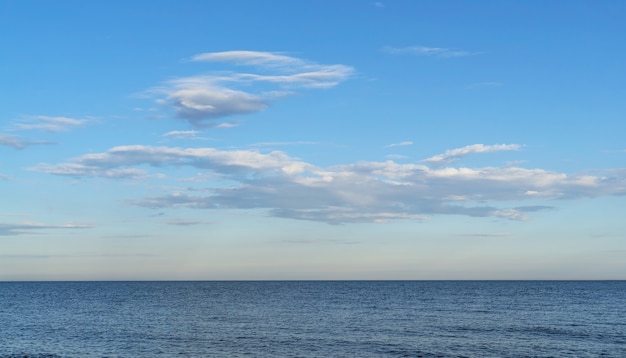 Belle nuvole sul mare. La costa del Mar Nero in Crimea.